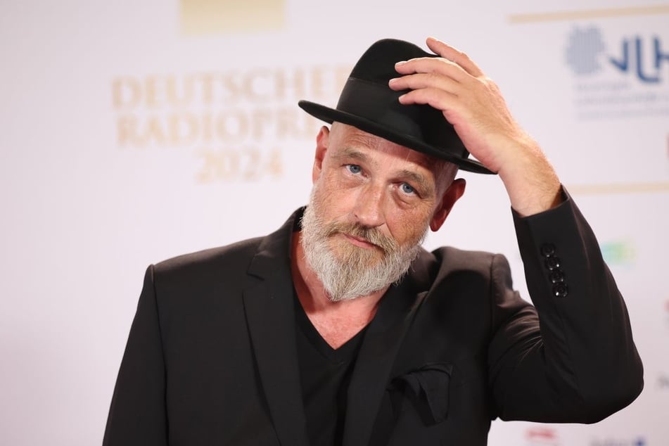 Kabarettist Torsten Sträter (59) wird bis Ende März auf keiner Bühne mehr zu sehen sein. (Archivbild)