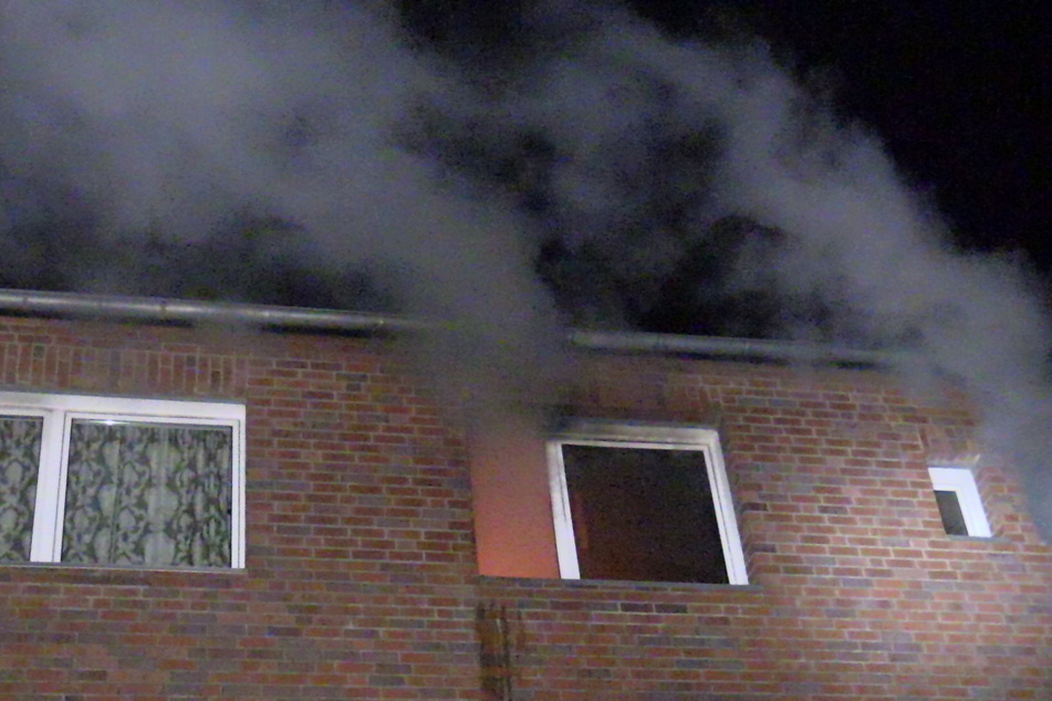 Im zweiten Obergeschoss brannte es lichterloh. Wie es zu dem Feuer kommen konnte, ermittelt aktuell die Polizei.