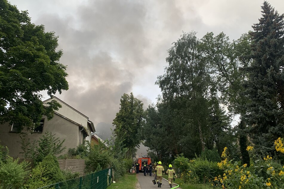 Die Feuerwehr rückte nach Rahnsdorf aus, um die Rauchentwicklung zu stoppen und das Feuer zu löschen.