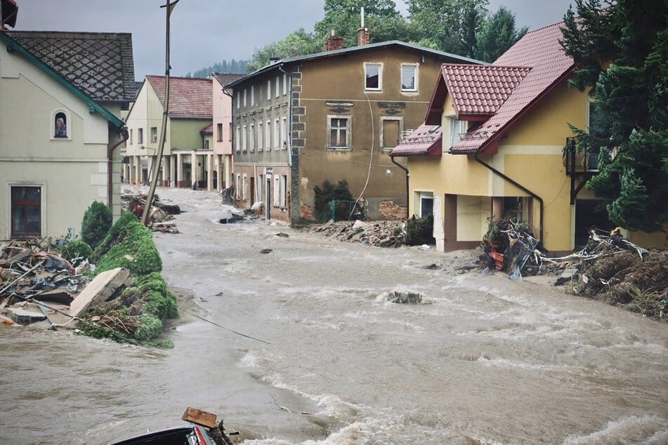 Mehrere Plünderungen seien bislang in den Überschwemmungsgebieten angezeigt worden.