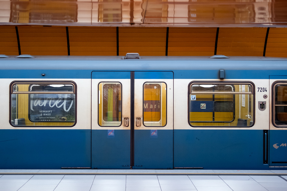 Eine fast menschenleere U-Bahn steht in der Station Marienplatz.