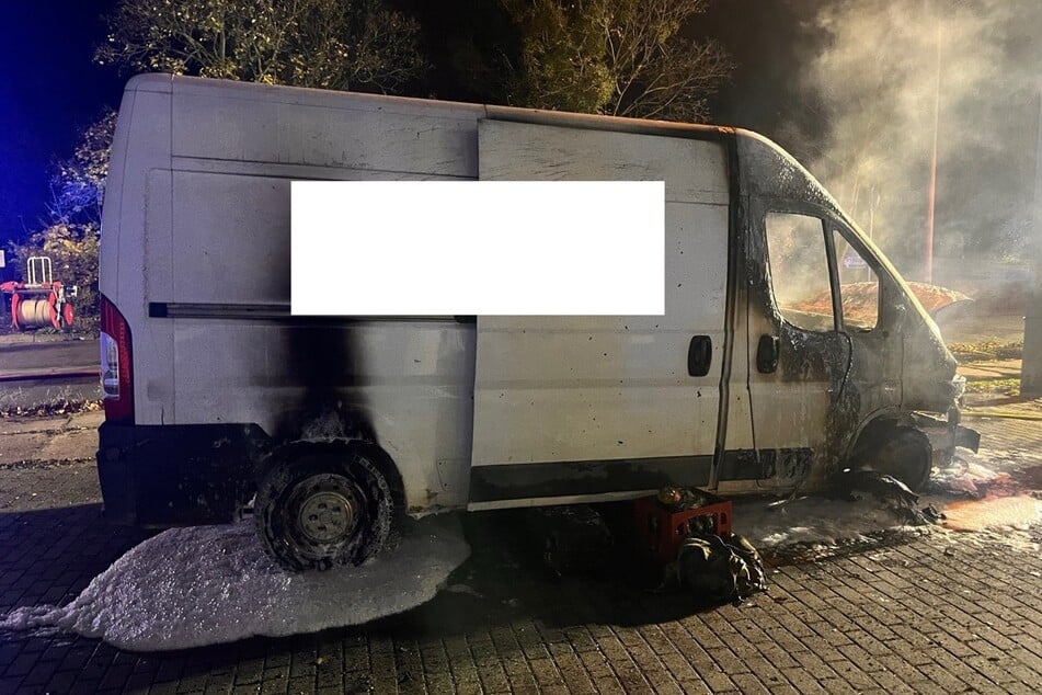 Der Transporter wurde durch die Flammen komplett zerstört.