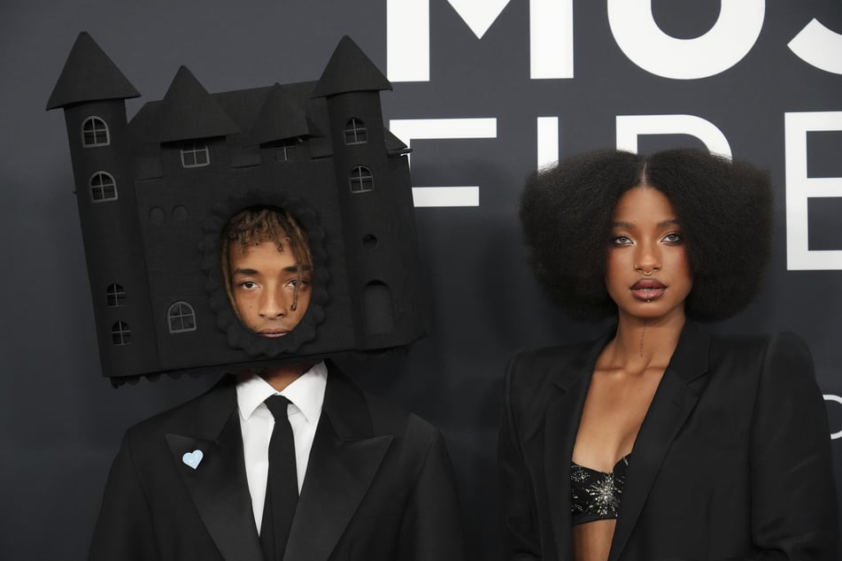 Jaden Smith (26), an der Seite von Schwester Willow Smith (24), kam mit 'ner Burg auf dem Kopf.