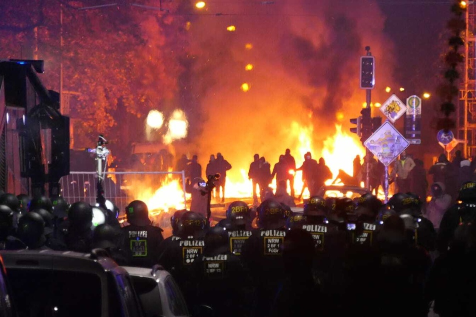 Schlachtfeld-artige Szenen in Connewitz, kurz bevor die Polizei vorrückte.