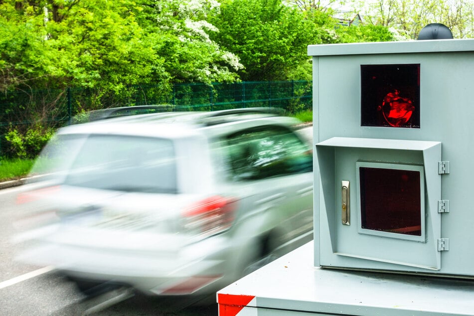 Allein in Dresden gibt es rund 24 stationäre Blitzer. Deshalb: Augen auf und Fuß vom Gas. (Symbolfoto)