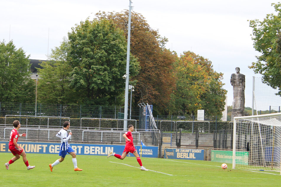 ...und lässig zum 1:0 für die U19 von Hertha BSC einschiebt ...
