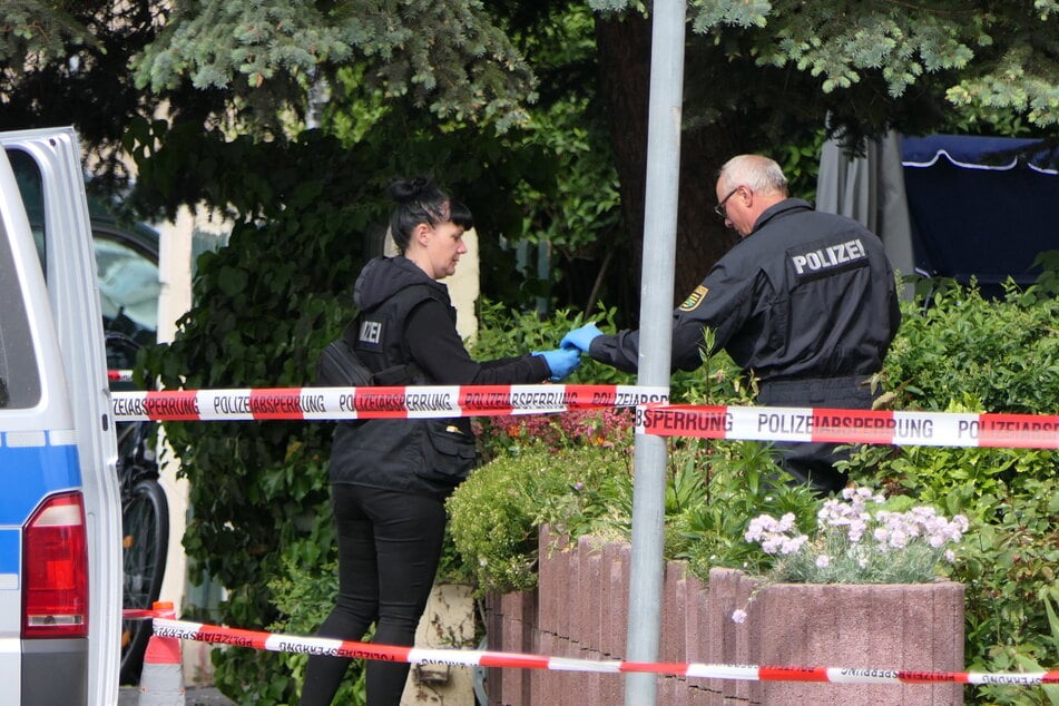 Kriminaltechniker sichern nach dem Messerangriff am Tatort zahlreiche Spuren.