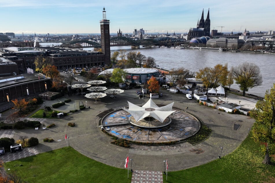 Auf dem Gelände des Tanzbrunnens in Köln-Deutz können Fans die EM-Spiele in einer "Fanzone" live verfolgen.