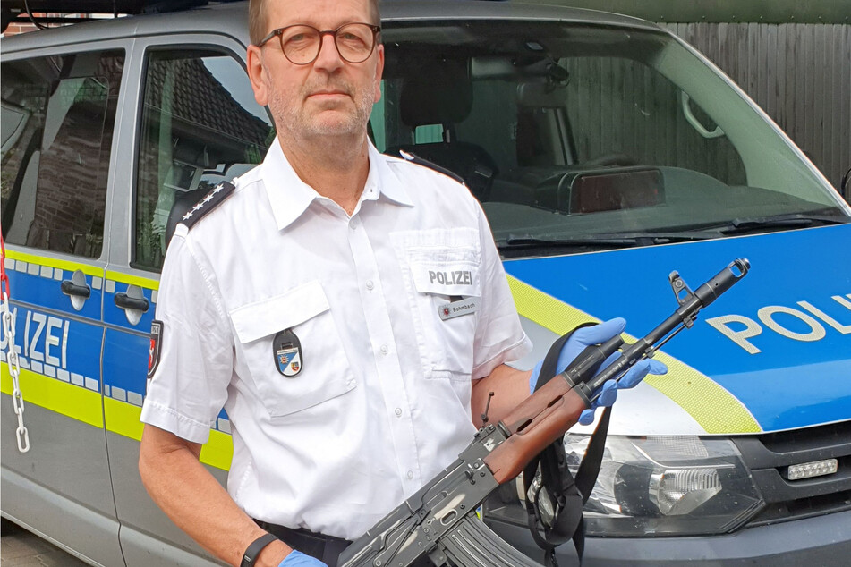 Polizeisprecher Rainer Bohmbach mit der sichergestellten Waffe.