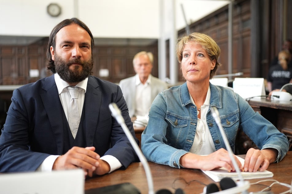Christina Block (53) mit ihrem Anwalt Ingo Bott (43) am 66. Verhandlungstag vor dem Hamburger Landgericht. Der Steakhouse-Erbin wird vorgeworfen, die Entführung ihrer beiden jüngsten Kinder in Auftrag gegeben zu haben.