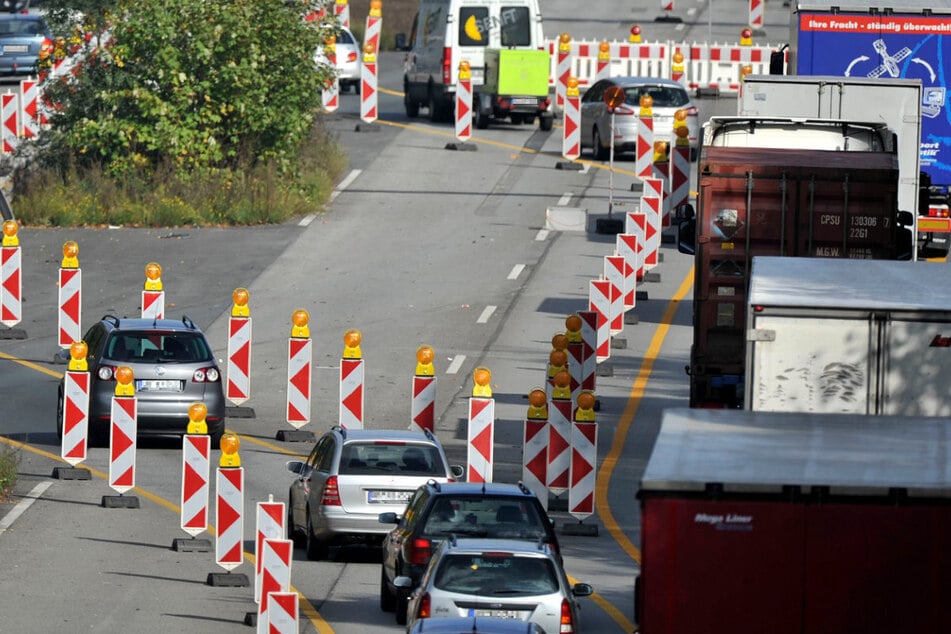 Unfall A8: Tödlicher Autobahn-Crash: Biker (†67) stirbt bei Baustelle nach Unfall gegen Leitplanke