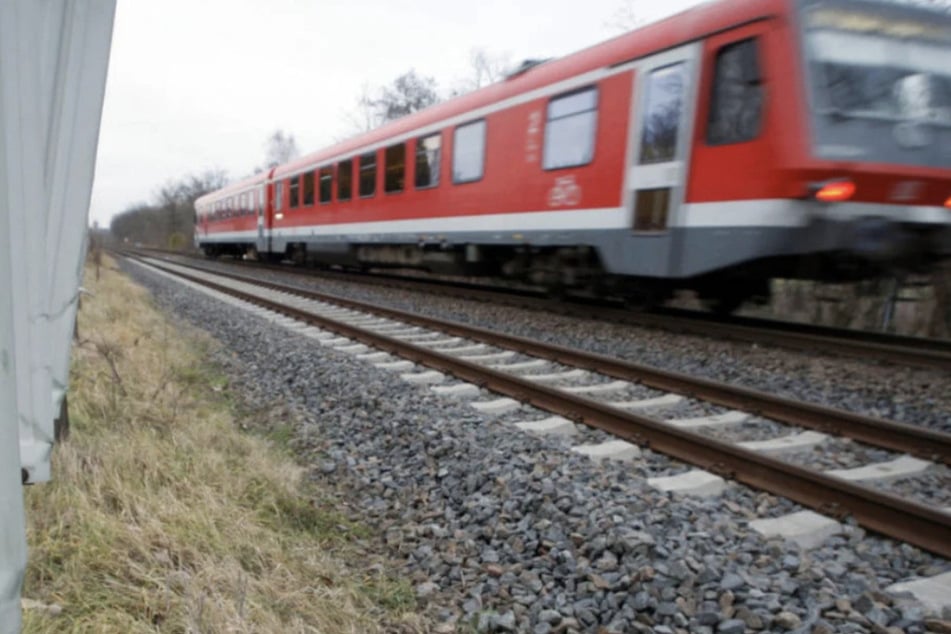 Im Regionalzug: Mann bedroht zwei Frauen mit aufgeklapptem Messer