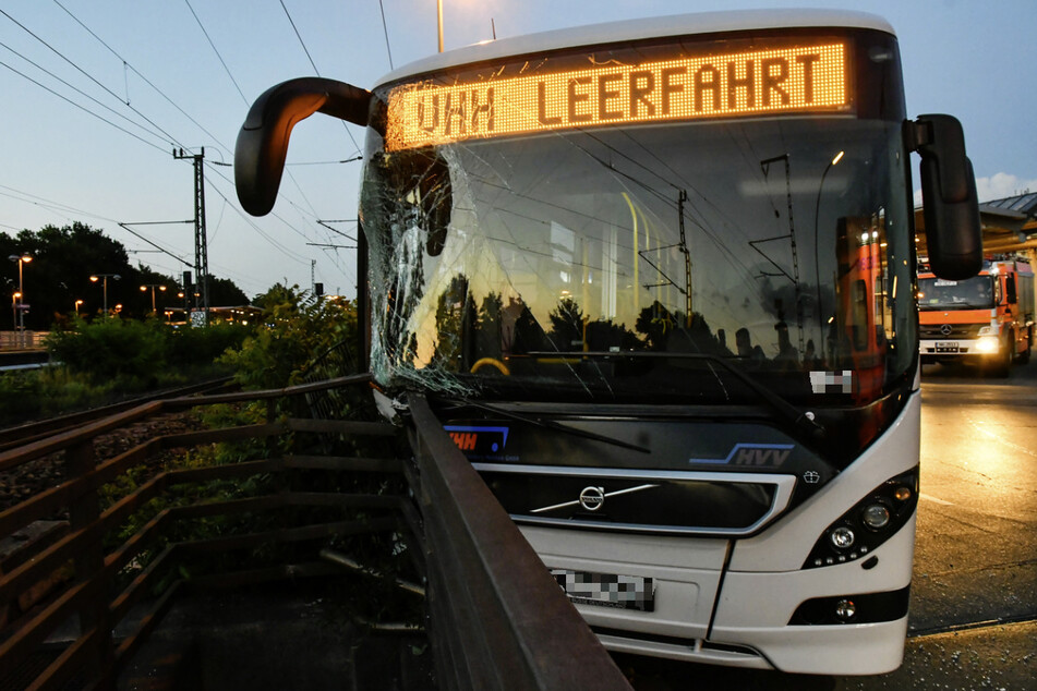 Der Bus krachte mit der linken Frontseite gegen das Geländer.