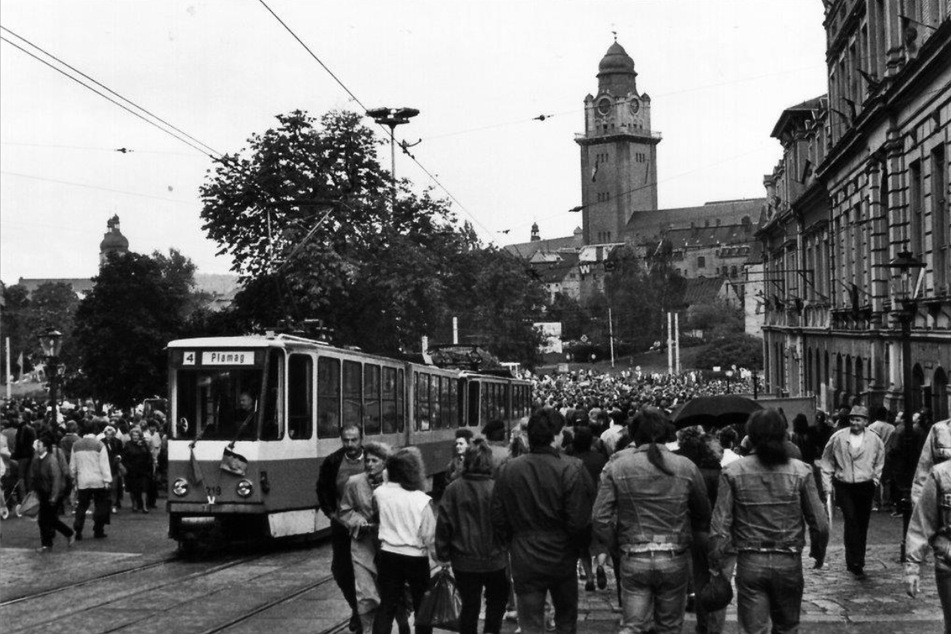 Die Friedliche Revolution begann in Plauen. Am 7. Oktober versammelten sich 20.000 Bürger zur ersten Großdemo, die von der Staatsmacht nicht mehr zurückgedrängt werden konnte.