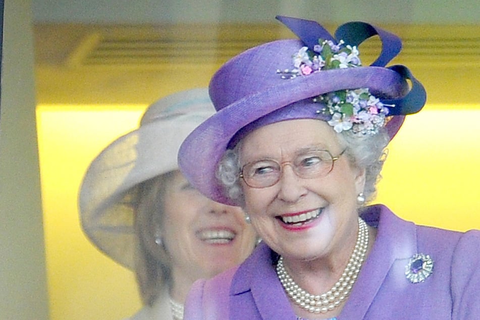 Die britische Königin Elizabeth II. (94) ist eine gute Freundin von Francis Dymoke (65).