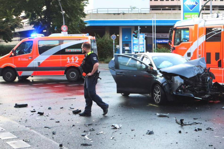 Toyota kracht in Löschfahrzeug: Drei Verletzte bei Kreuzungs-Crash in Berlin