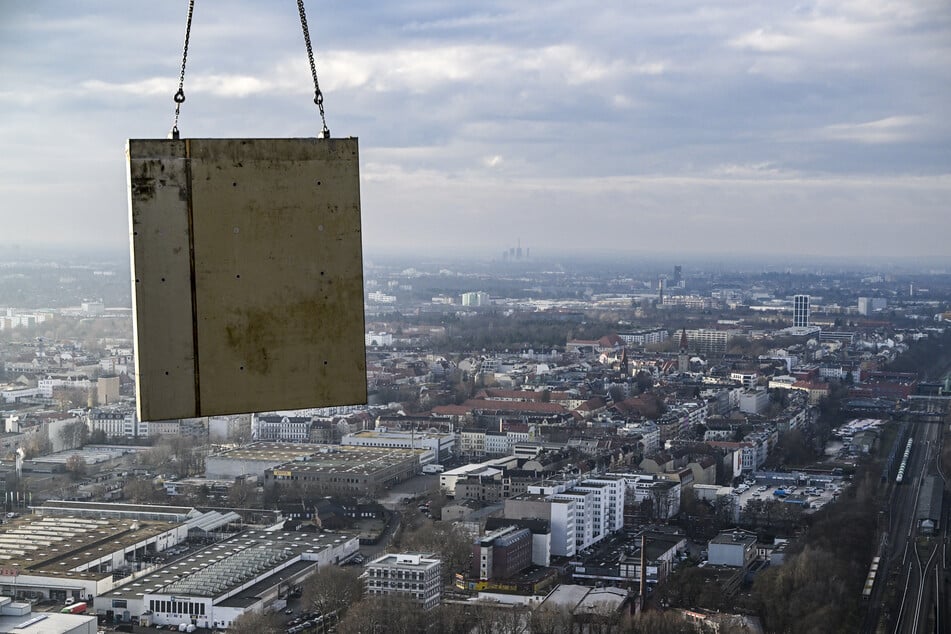 Rund 400 Arbeiter sind im Drei-Schicht-System auf der Baustelle beschäftigt.