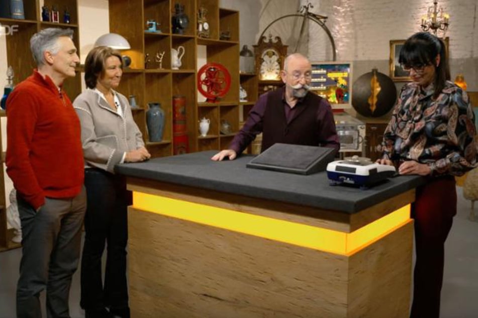 Andrea und Karsten (l.) aus Kuddewörde nahe Hamburg wollen bei "Bares für Rares" ein geerbtes Schmuckstück zu Geld machen.