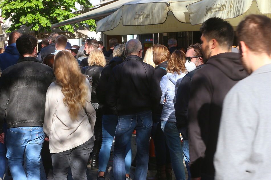 In Nordrhein-Westfalen drängeln sich die Menschen in der Außengastronomie trotz steigender Inzidenzzahlen.