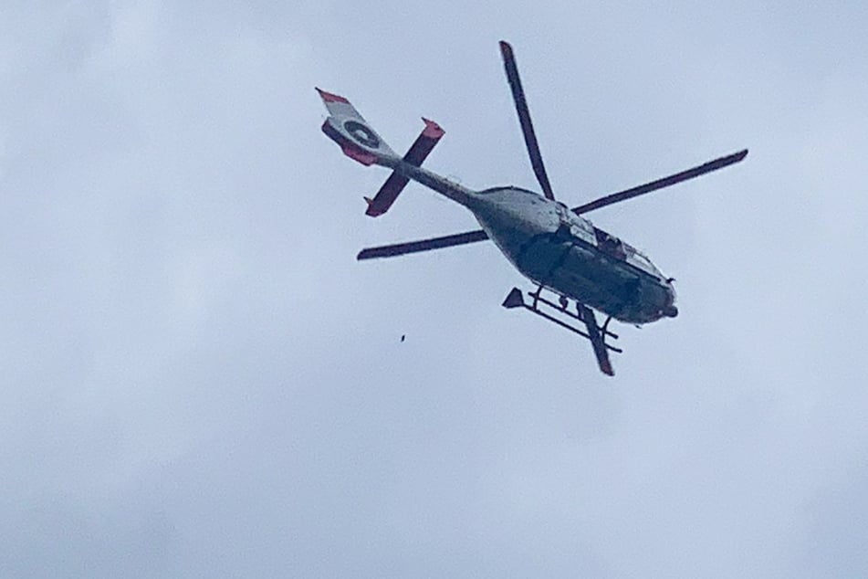 Der Polizei-Helikopter kreiste erst über Pieschen, dann entdeckte die Besatzung einen Toten in der Elbe.