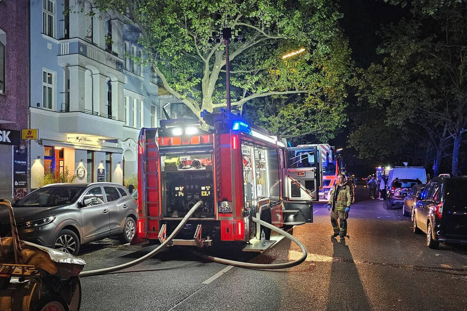 Die Feuerwehr musste in der Nacht zu Dienstag zu einem Brand nach Berlin-Charlottenburg ausrücken.