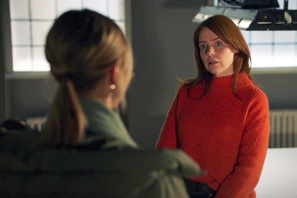 Toni (r.) bestellt Zoe erneut zum Verhör aufs Revier.