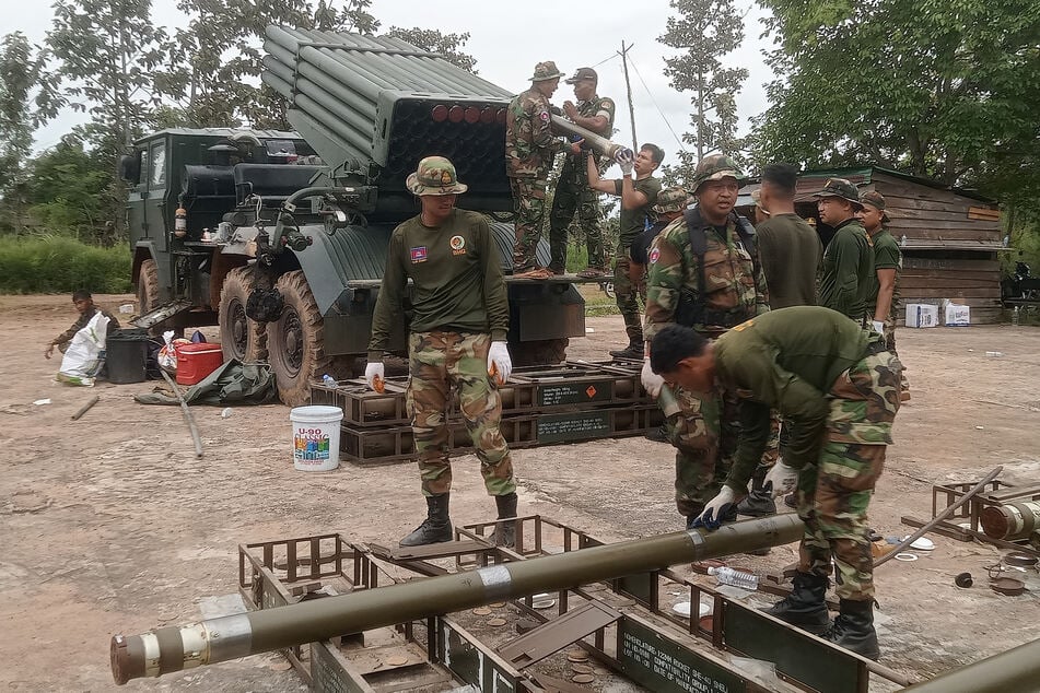 Kambodschanische Soldaten bereiten eine Raketensalve vor.