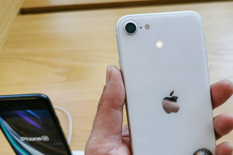 Das Apple iPhone SE 2 kostet Neu um die 500 Euro. Gebraucht auf Ebay ist es wesentlich teurer zu erwerben.