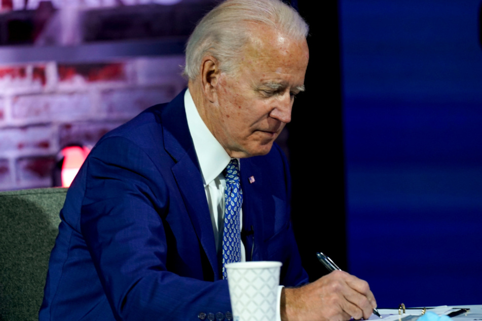 Joe Biden macht Notizen während eines Treffens mit seinem Corona-Beirat im Queen-Theater. Biden will gleich am ersten Tag im Weißen Haus diverse politische Entscheidungen von Donald Trump rückgängig machen.