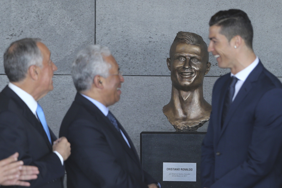 Cristiano Ronaldo (r., 37) weihte im März 2017 seine Büste ein, die für viele Lacher sorgte.