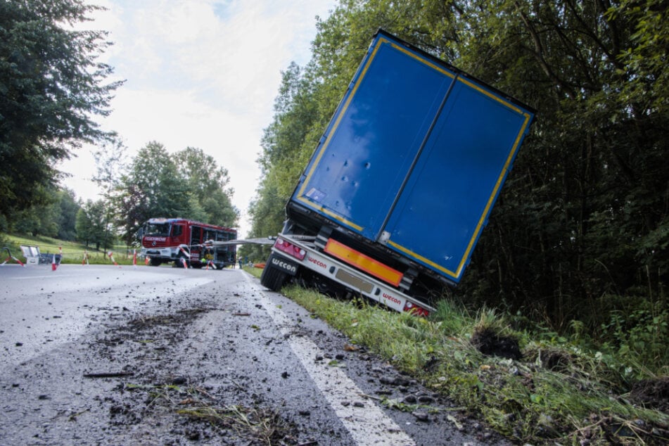 Die Feuerwehr sicherte den Lastwagen mithilfe von Stahlseilen.