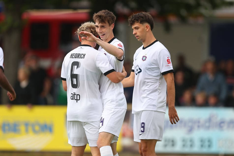 Torjubel bei Aue nach dem 0:1 durch Torschütze Paul Wagner (M.).