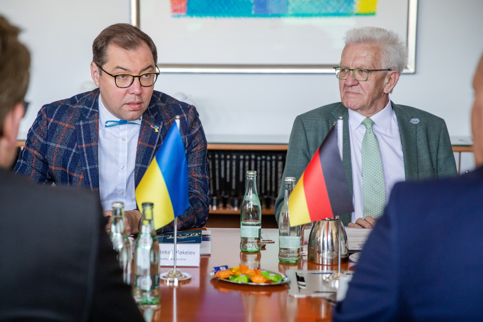 Oleksii Makeiev (47, l.), Botschafter der Ukraine in Deutschland, und Winfried Kretschmann (75, Grüne), Ministerpräsident von Baden-Württemberg, sprechen während des Besuchs bei Diehl Defence über die deutschen Flugabwehrsysteme des Typs Iris-T-SLM.