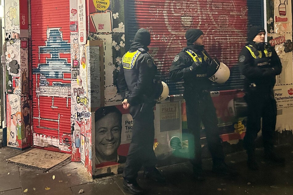 Am Samstagabend haben Vermummte auf St. Pauli randaliert und die Scheibe eines SPD-Büros beschädigt. Die Polizei fahndete vergeblich nach den Tätern.