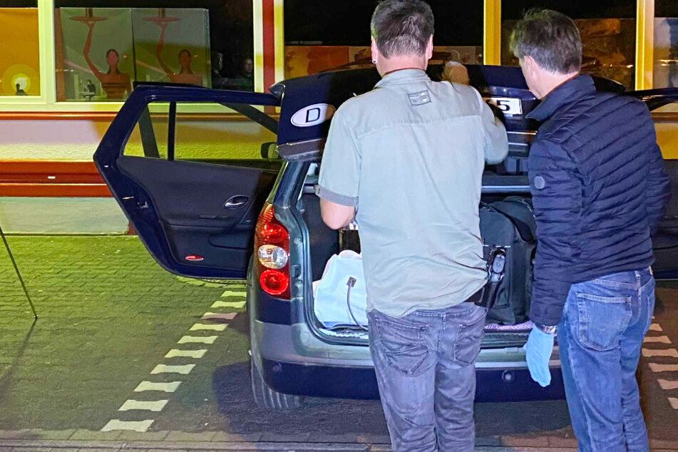 Zwei Ermittler untersuchen den Wagen des 66-Jährigen, der einen Tag vor dem Zwischenfall als vermisst gemeldet wurde.