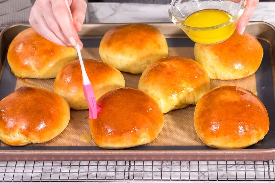 Wenn man die Brioche-Brötchen nach dem Backen mit Butter bestreicht, glänzen sie besonders schön.