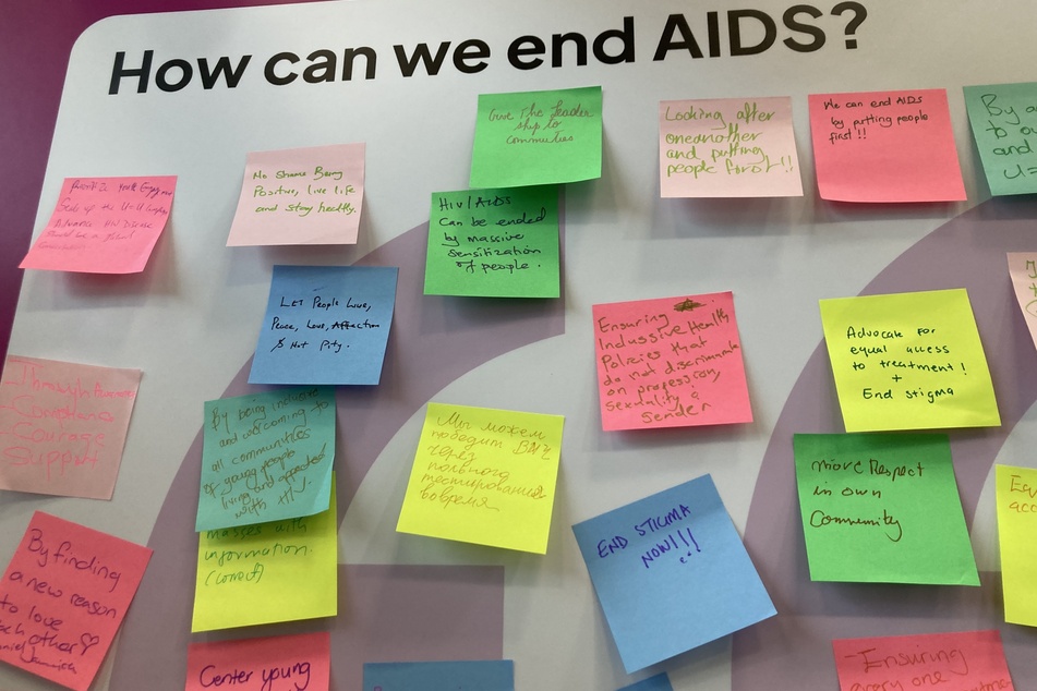 Besucher des Global Village als Raum für Aktivisten und Organisation am Rand der Welt-AIDS-Konferenz haben ihre Vorschläge und Statements angepinnt.