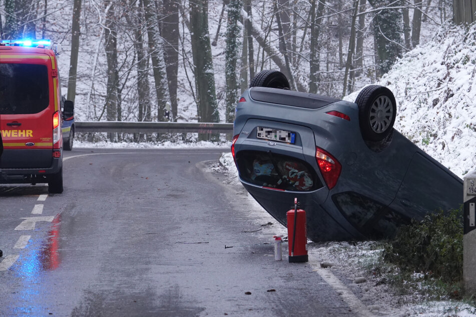 Crash nach Wintereinbruch bei Tharandt: Ford überschlägt sich und landet im Straßen-Graben