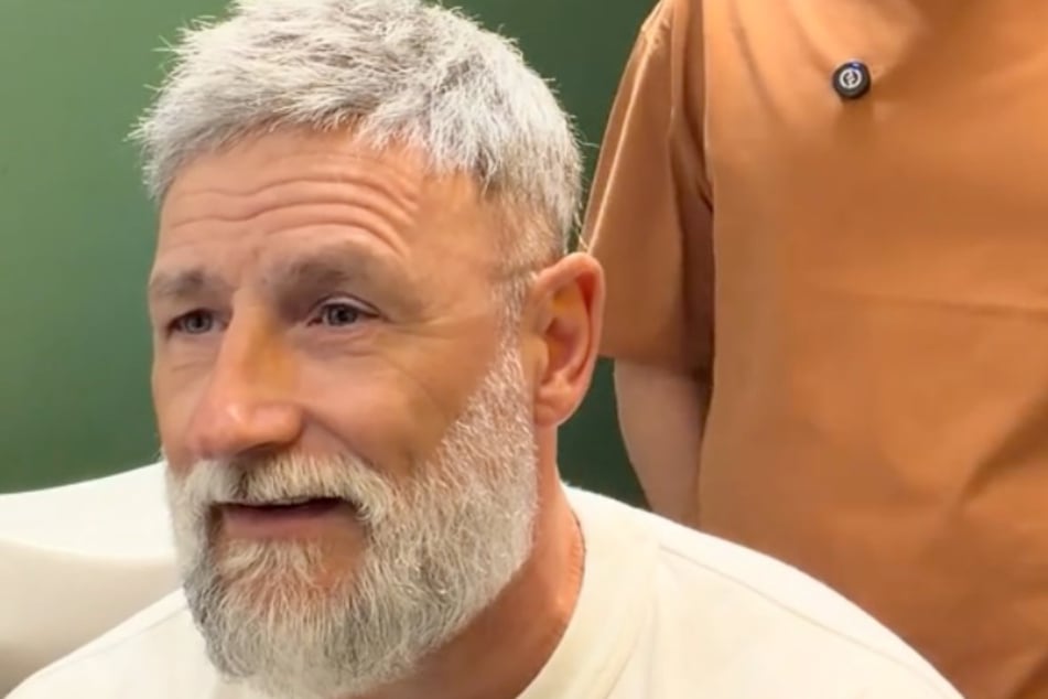 Stuart (51) war wie erschlagen, als er sich mit dem vollen Haar sah - im positiven Sinne!