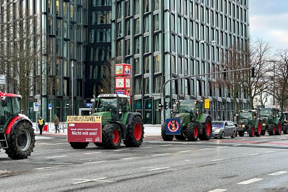 Die ersten Traktoren sind in der Innenstadt angekommen, wie hier auf der Reeperbahn in Hamburg-St. Pauli.