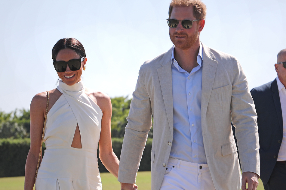 Prinz Harry (39) und Meghan Markle (42) legten ihre royalen Pflichten 2020 nieder.