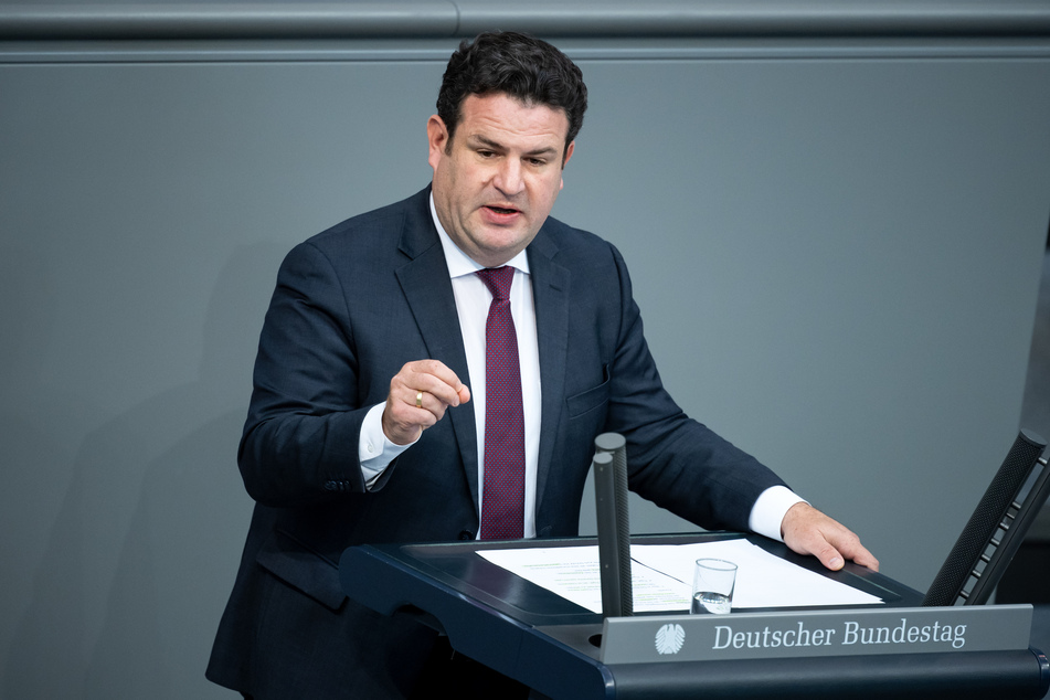 Hubertus Heil (SPD), Bundesminister für Arbeit und Soziales, spricht in der Plenarsitzung im Deutschen Bundestag.