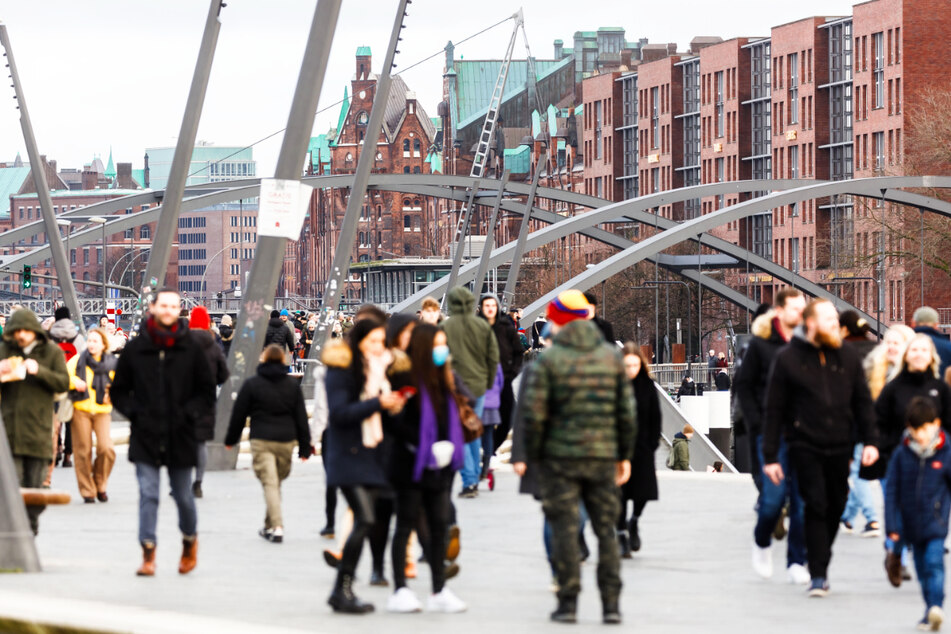 Menschen gehen in der Hamburger Speicherstadt spazieren. Die Corona-Inzidenz in der Hansestadt ist am Freitag auf 2173,7 gestiegen. (Symbolfoto)