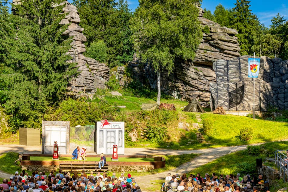 Bis zum 30. August laufen spannende Theaterstücke und Musicals auf Europas schönster Felsenbühne, den Greifensteinen.
