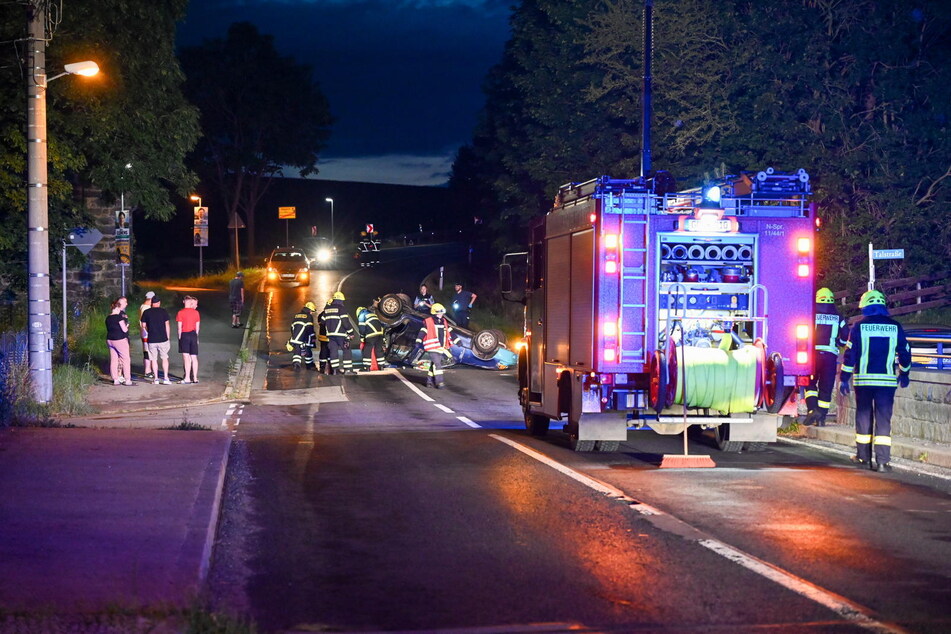 Die Feuerwehr sicherte die Unfallstelle und kümmerte sich um die ausgelaufenen Betriebsstoffe.