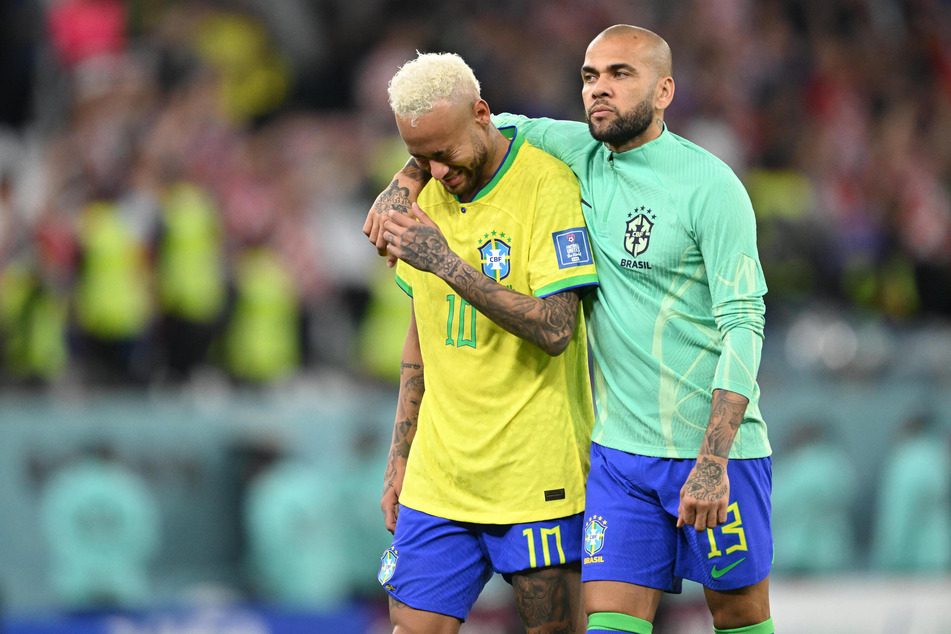 Neymar (30, l.) weinte nach dem Aus im Viertelfinale bitterlich und musste von Dani Alves (39, r.) getröstet werden.