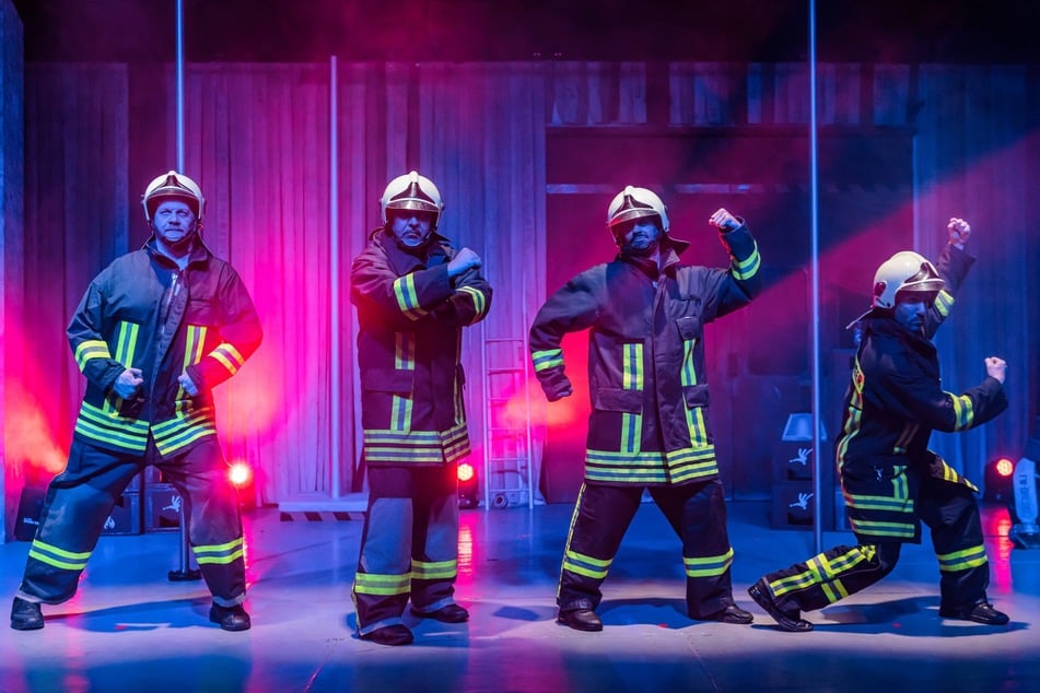 Mit einer heißen Revue wollen die Feuerwehrmänner die Kohle für ein Löschfahrzeug einspielen.