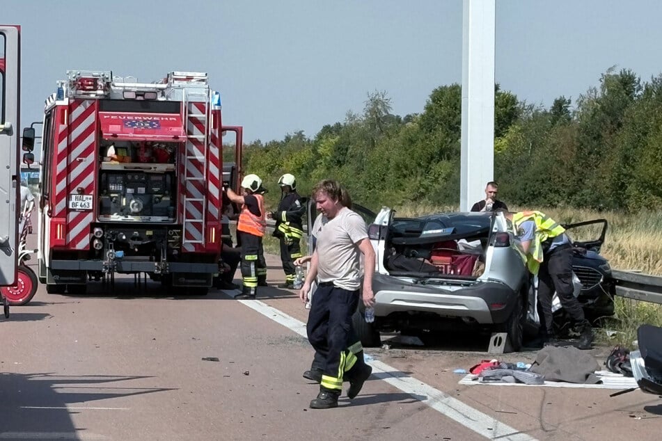 Zwei Menschen mussten mit lebensbedrohlichen Verletzungen aus einem der Fahrzeuge befreit werden.
