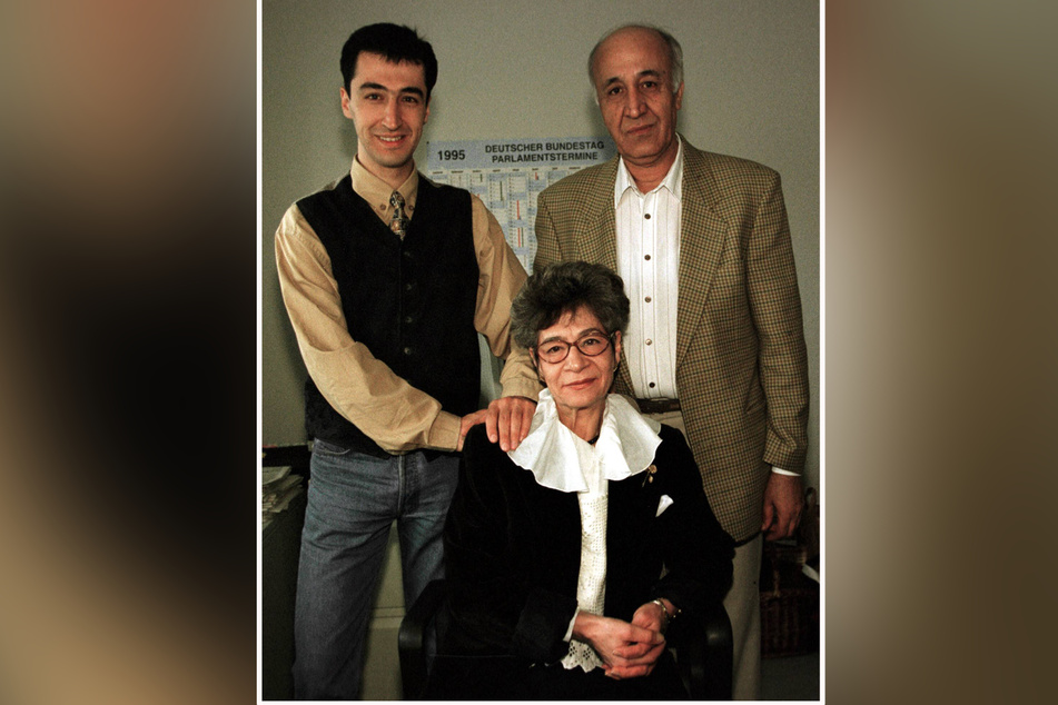 Mama Nihal und Papa Abdullah (r.) besuchen im Juni 1995 ihren Sohn Cem Özdemir (l.) in seinem damaligen Wahlkreisbüro in Ludwigsburg.