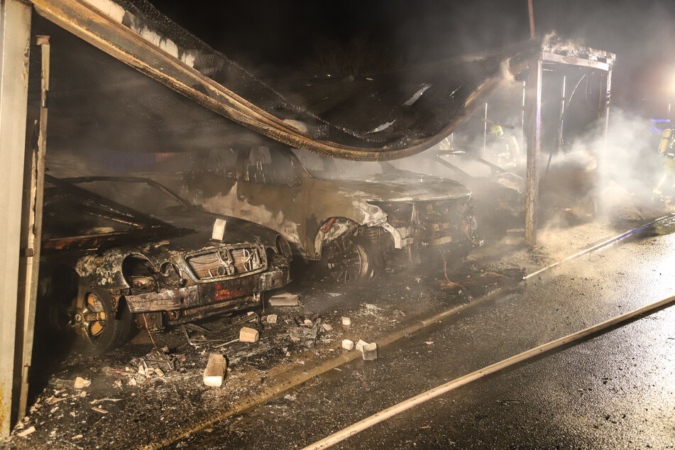 Ein Bild der Zerstörung: Drei Autos, die unter dem Carport abgestellt waren, fackelten komplett ab.